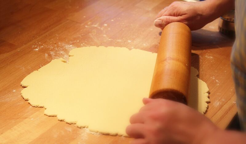 Datei:Bäcker Teig ausrollen.jpg