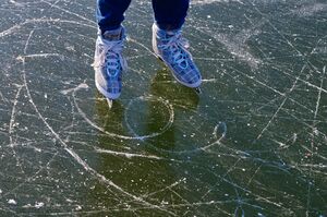 Eislaufschuhe spuren.jpg