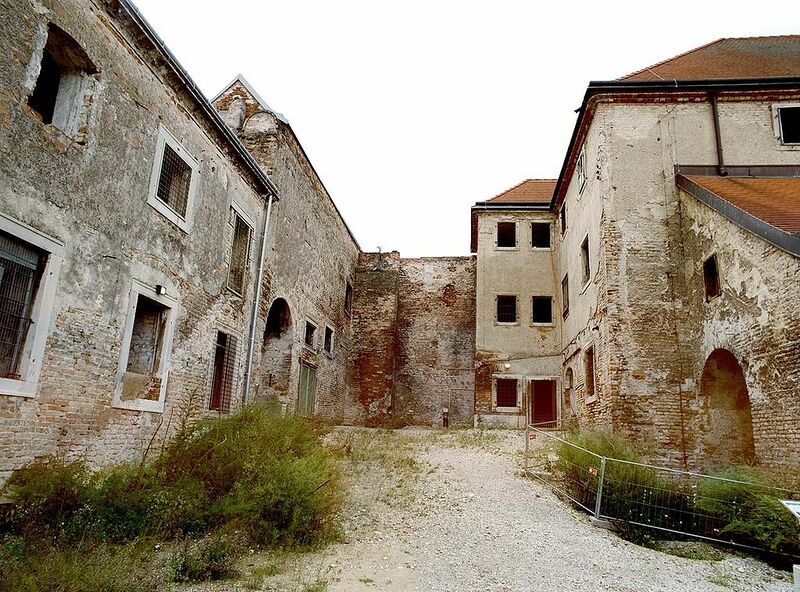 Datei:Löwenhof Schloss Neugebäude.jpg